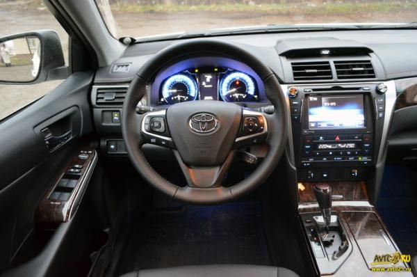 Модернизация лидера: тест-драйв Toyota Camry 2015